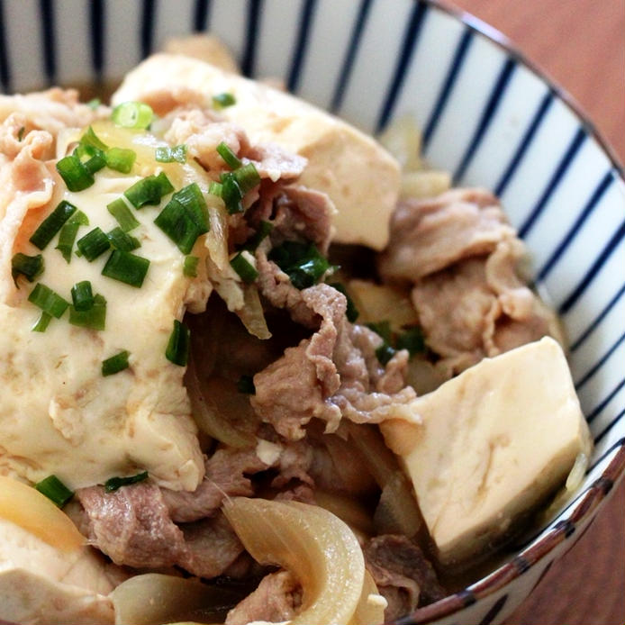 青の丼に盛られた豆腐と豚肉のごはん