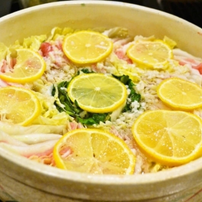 土鍋に入った白菜と豚肉の塩麴レモン鍋