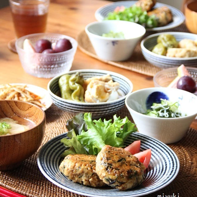 照り焼き豆腐ハンバーグ と 巾着たまごの煮物。