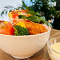 カラフルデリー風サラダは鮭のファンネル風味のカツレツとフレッシュ野菜でボリュームアップ