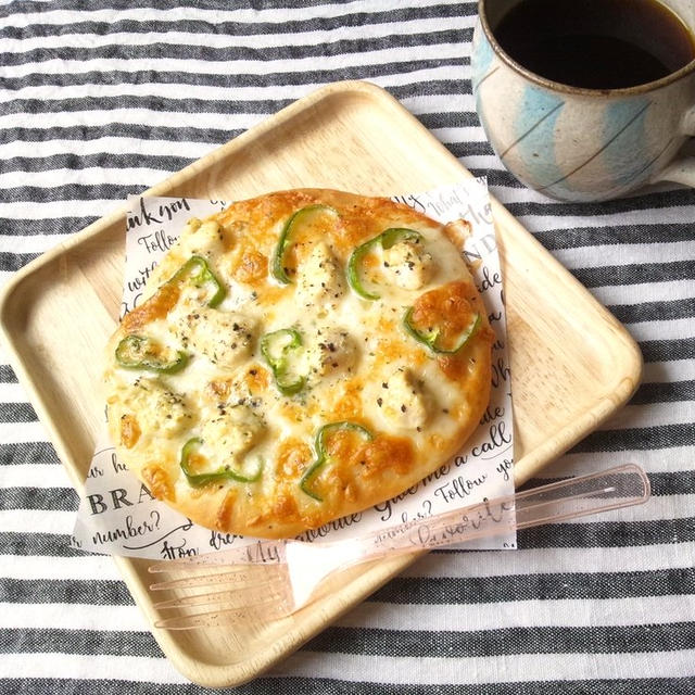 柚子胡椒マヨチキンのピザ　ヨーグルト入りのパン生地使用