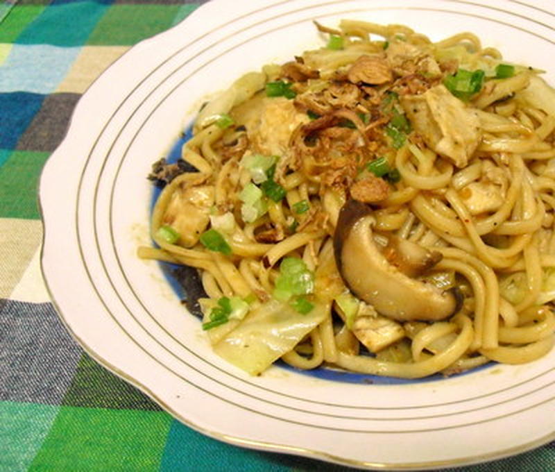 食べるラー油でチキンとキャベツ焼きうどん