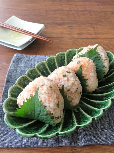 お弁当やおつまみに♪明太子と青じそのおにぎり