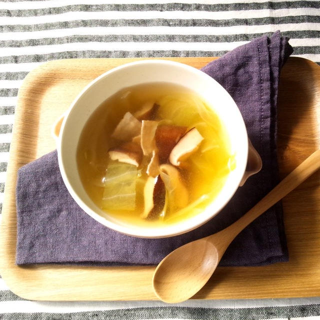 椎茸とベーコン、キャベツのスープ