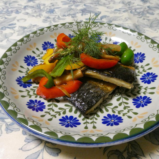 塩鯖に黒酢炒めの野菜を添えて