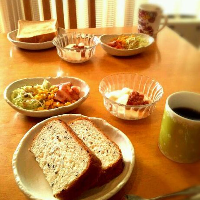 ごまパンで朝食