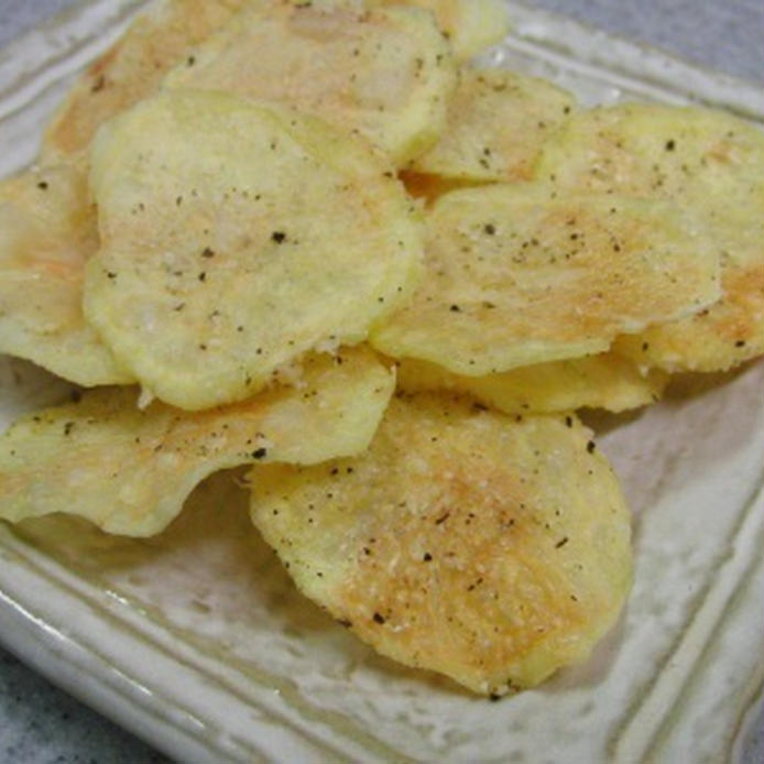 属性: 角皿に盛り付けられているチーズ味のノンフライポテトチップス