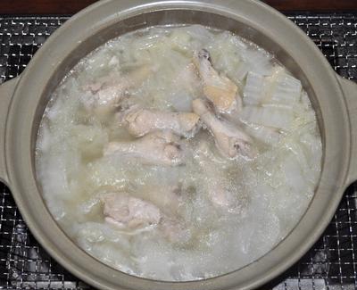 炭火で作る『鶏と白菜の水炊き』