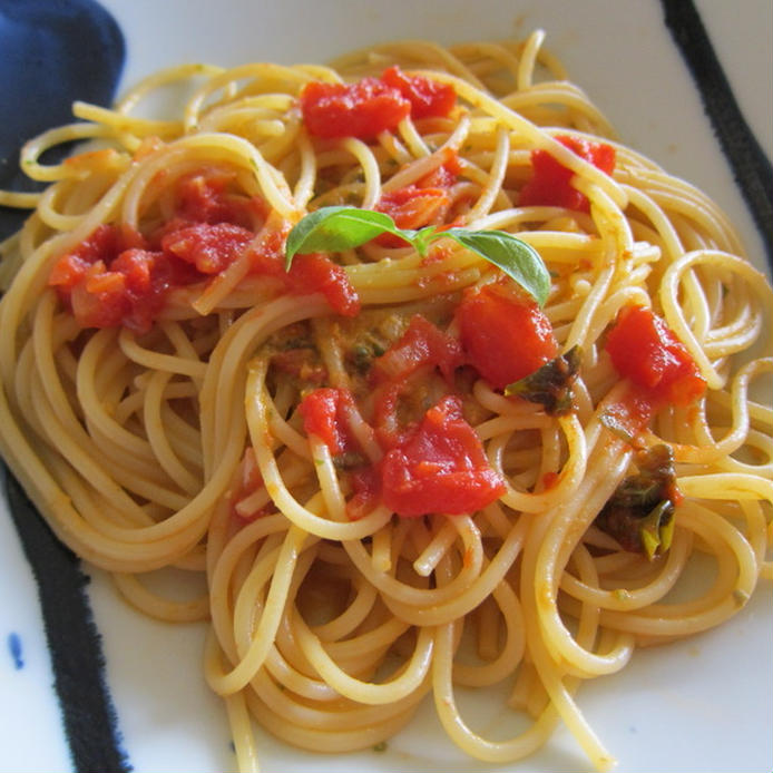 皿にトマトスパゲッティソースが盛り付けられている