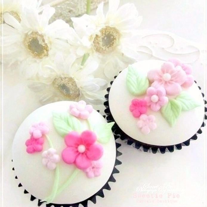 ピンクのお花がデコレーションされたカップケーキ