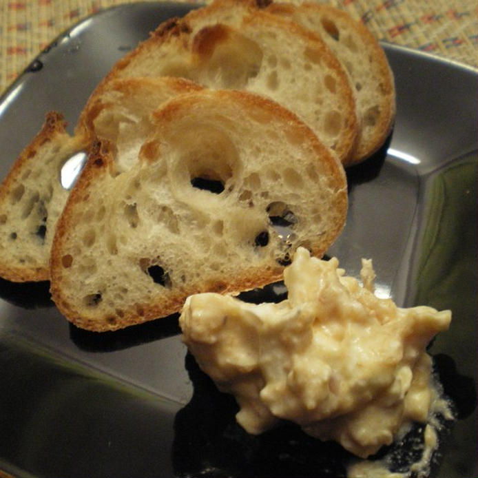 黒のお皿に盛ったパンと梅クリームチーズ
