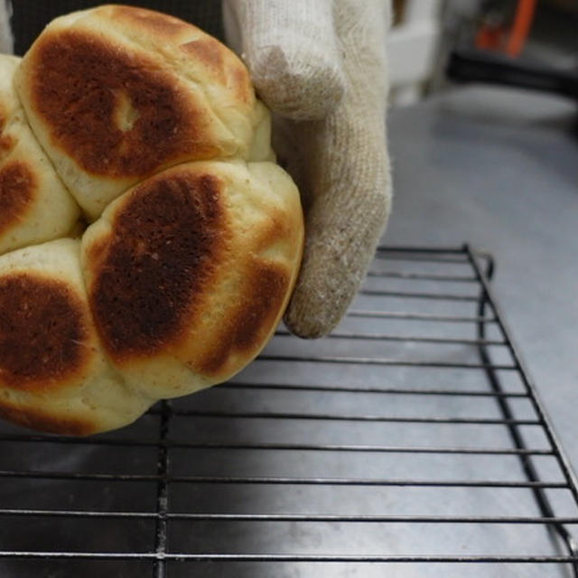 スキレットとカセットコンロで焼く全粒粉のパン