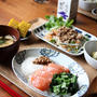 サーモンねばねば丼 と ゆで野菜の肉そぼろ。