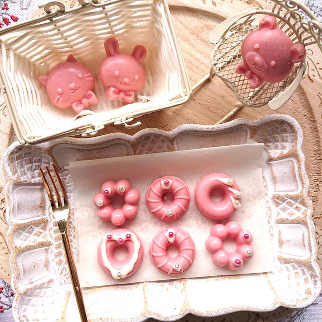子供でも簡単に作れるダイソーのドーナツ型で、ドーナツ苺ミニチョコと動物チョコ（バレンタイン）