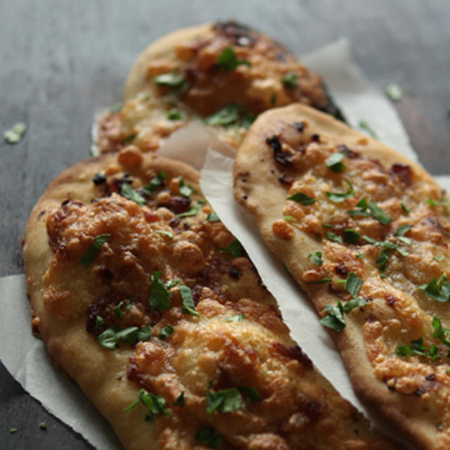 ピリ辛味噌とチーズのピザパン