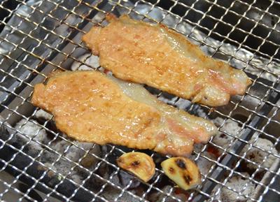 『豚肉スライスの生姜焼きとニンニク』の炭火焼