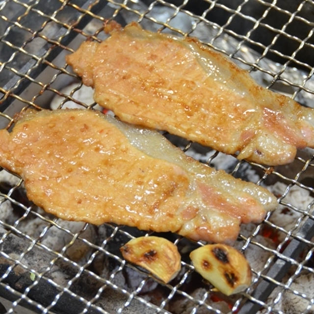 『豚肉スライスの生姜焼きとニンニク』の炭火焼