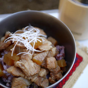 豚肉と大根の炒め煮丼（五香粉風味）