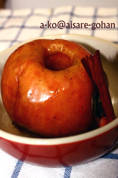 簡単！「林檎の赤ワイン煮＊シナモン風味」リンゴ丸ごと消費♪ちょっぴり大人のデザート＊