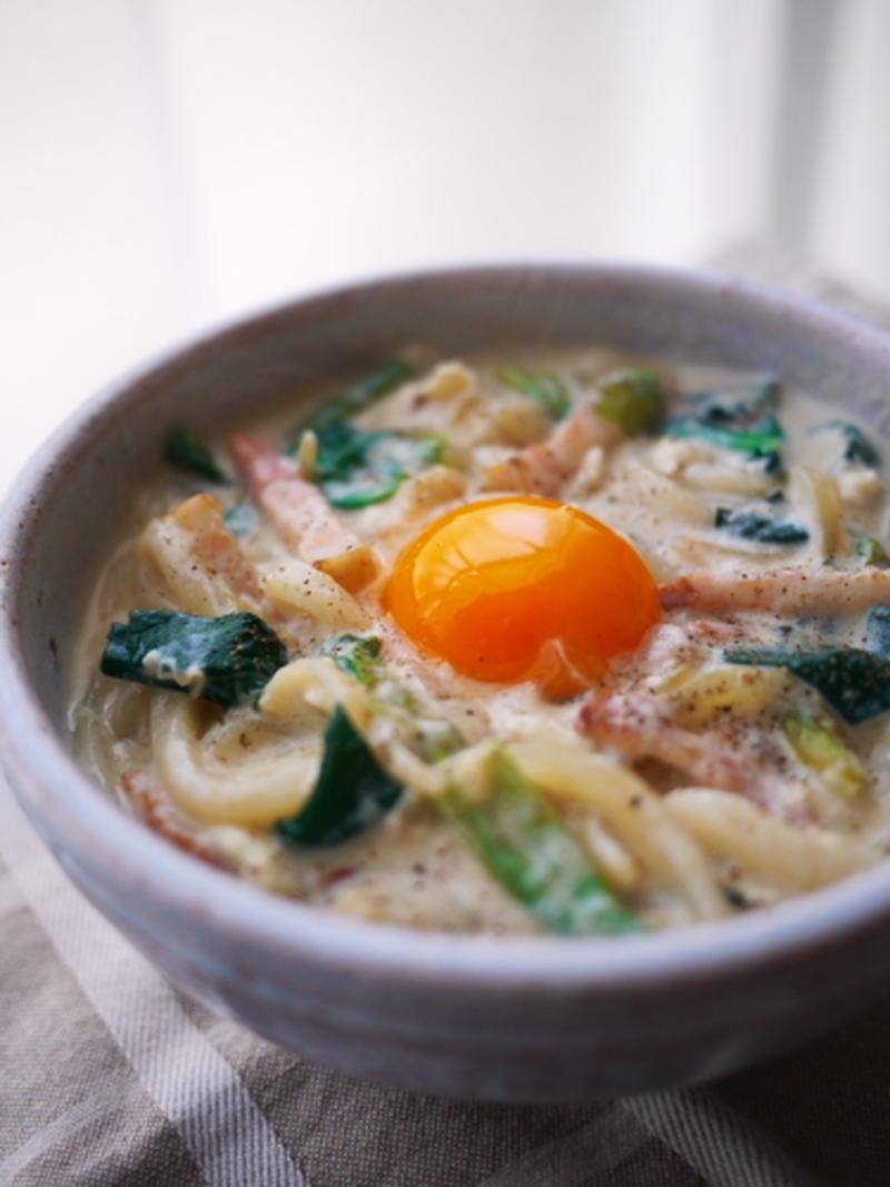 ホウレンソウとベーコンの豆乳カルボナーラうどん