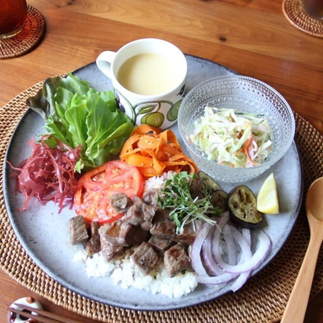 和風サイコロステーキ丼・プレート。