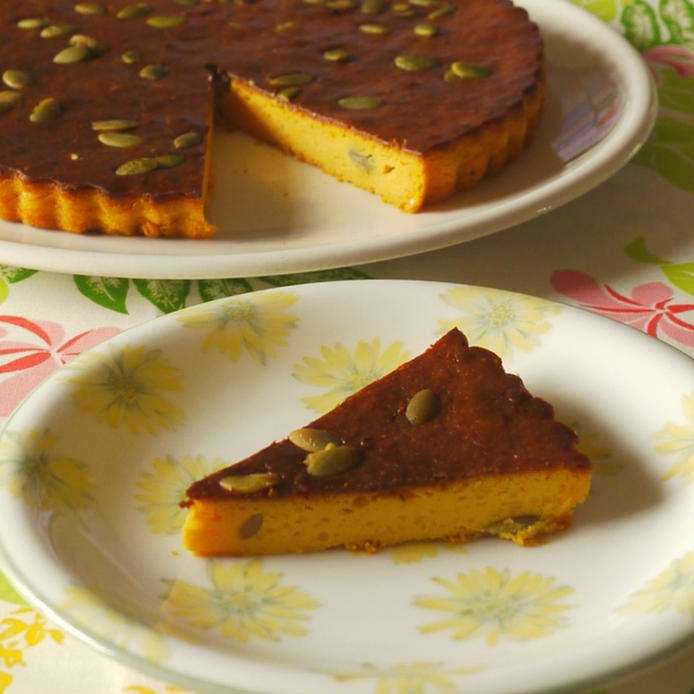 花柄のプレートにのせたバターナッツかぼちゃのチーズケーキ