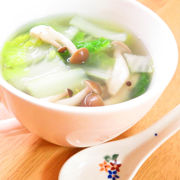 器に盛られた白菜ときのこの中華スープ