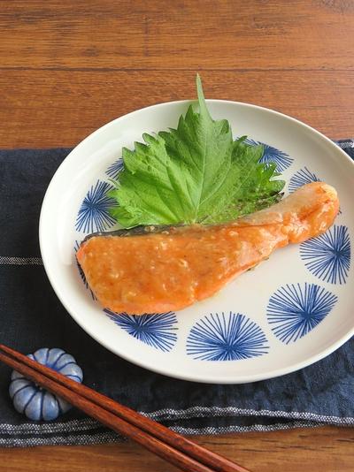 フライパンで簡単和総菜◎ごはんがすすむ☆鮭のみそにんにく焼き