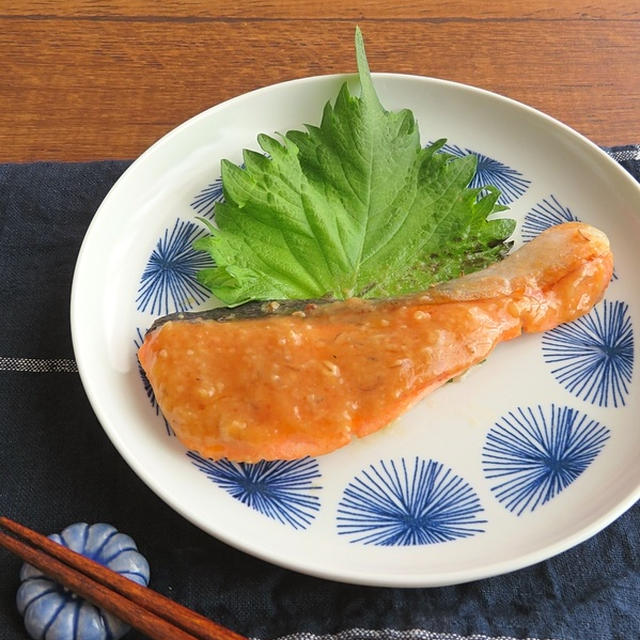 フライパンで簡単和総菜◎ごはんがすすむ☆鮭のみそにんにく焼き