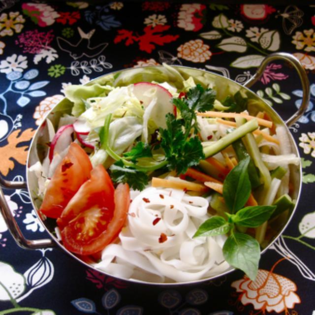 米麺のベトナム風サラダ。