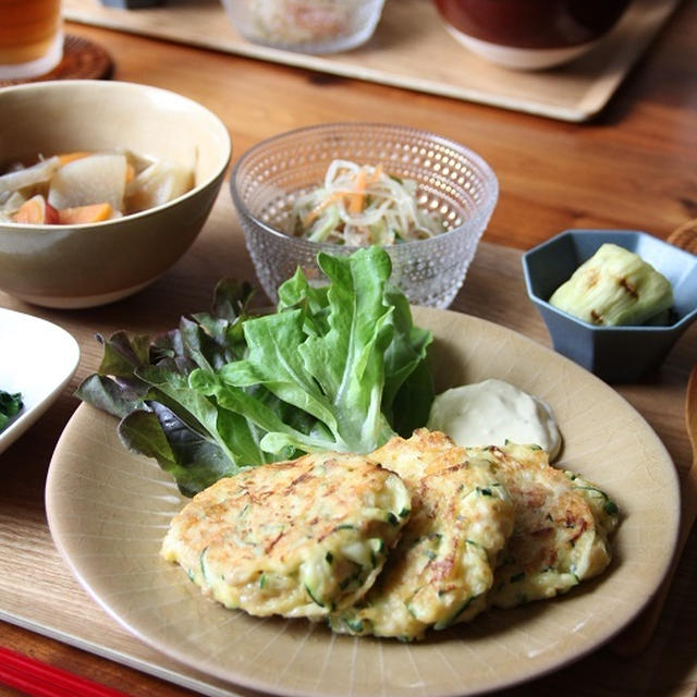 チーズ風味、ズッキーニとひき肉のおやき。