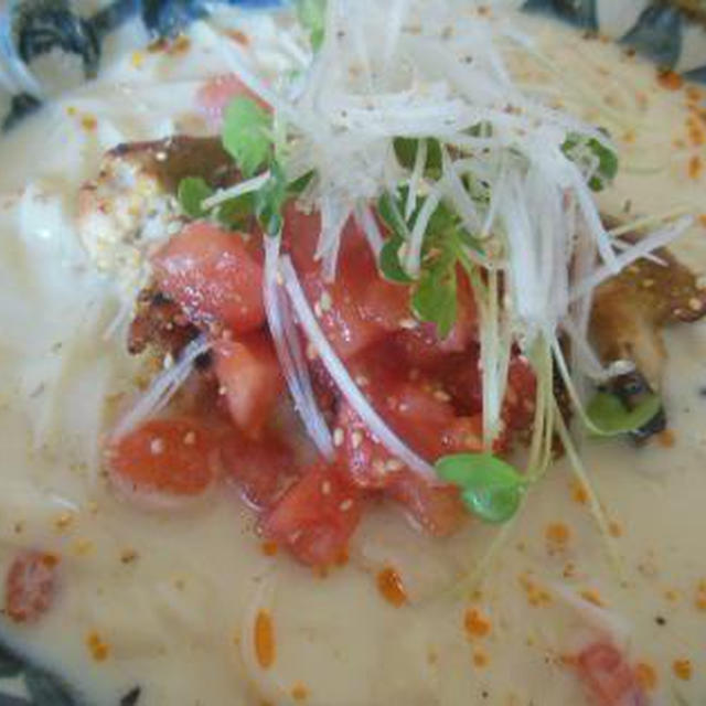 スパイシーチキンのかけトマ豆乳きしめん