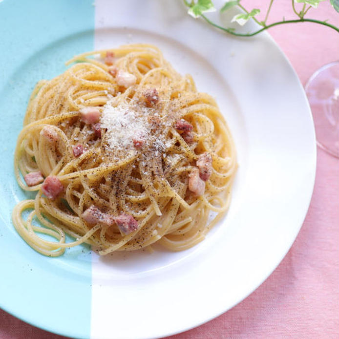 水色と白のツートンカラーのお皿に盛られたイタリア仕込みのカルボナーラ