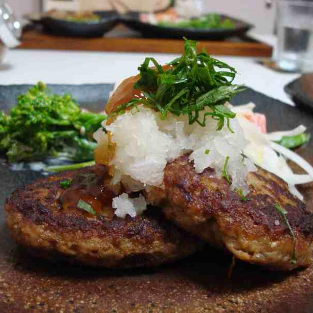 和風ハンバーグ、足長ブロッコリーとトマトのサラダ、小松菜のお浸し、冷奴（Japanese Style Salisbury Steak, Long Stem Broccoli and Tomato Salad, Simmered Komatsuna / A Type Potherb Mustard, and Chilled Tofu)