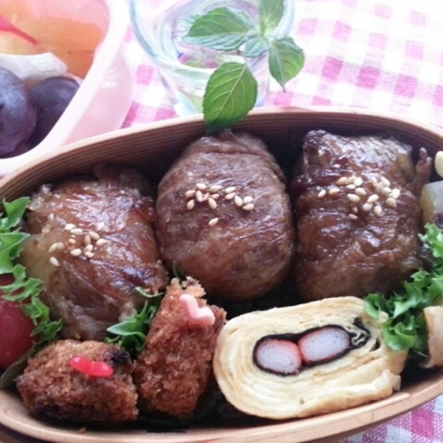 ８月２９日お肉の日弁当♡お肉DE巻いて巻いて肉巻きおにぎり弁当です(￣∇￣*)ゞ