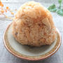 炊飯器に任せるだけ♪豚こまとエリンギの炊き込みご飯おにぎり