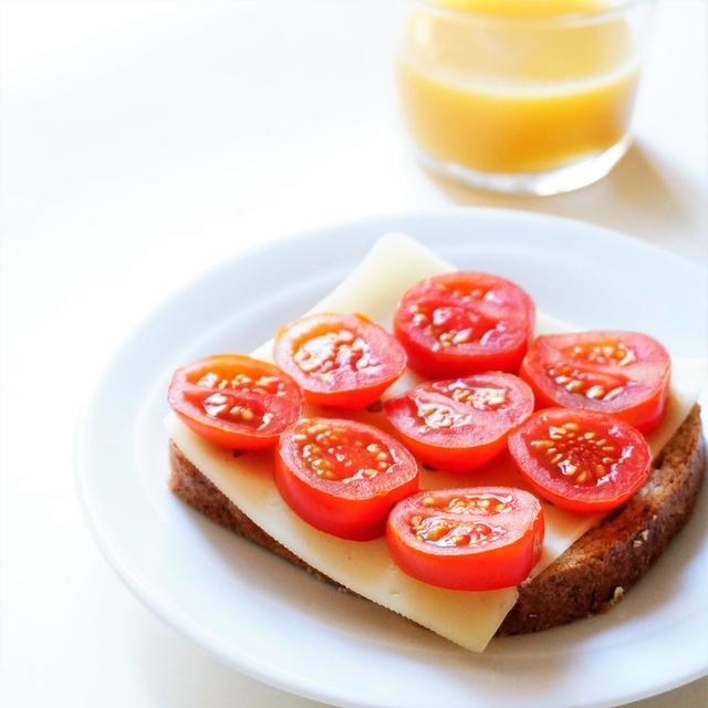 ミニトマトとスライスチーズのオープンサンドで簡単朝ごはん