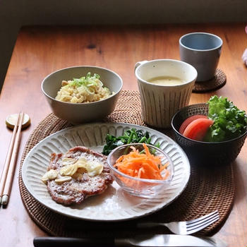 ポークステーキ。カレー風味、大根と鶏肉の炊き込みごはん・献立。