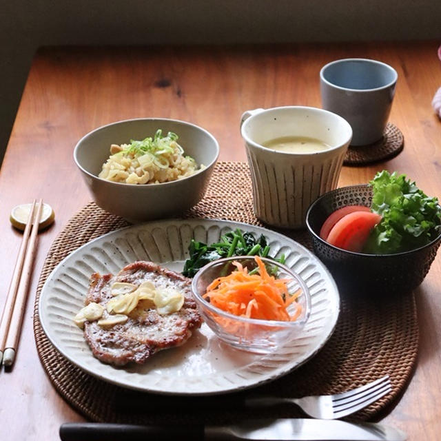 ポークステーキ。カレー風味、大根と鶏肉の炊き込みごはん・献立。