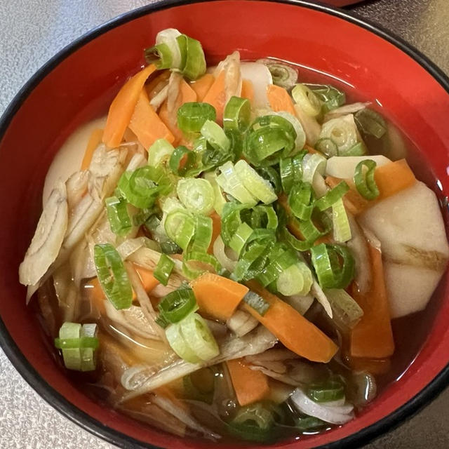 根菜たっぷり！醤油ベースの里芋雑煮（トック入り）