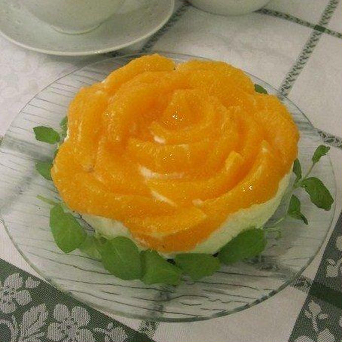 ガラスの皿に盛られた、オレンジローズのチーズアイスケーキ