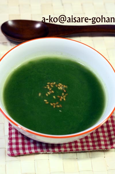 緑が鮮やか♪「長ネギとホウレン草の中華スープ」