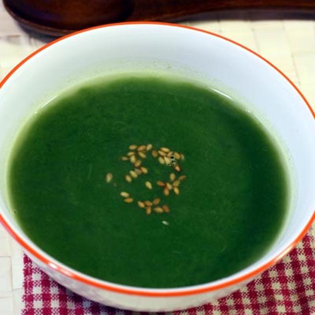 緑が鮮やか♪「長ネギとホウレン草の中華スープ」