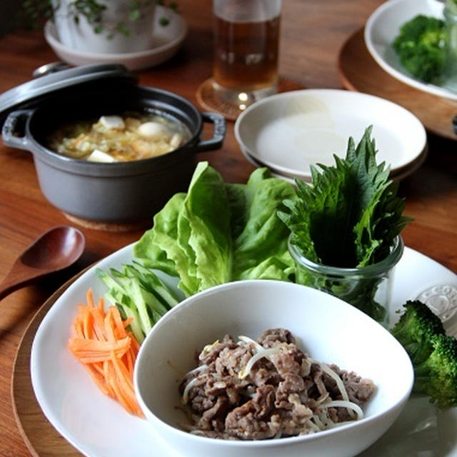 プルコギと野菜のサラダ菜巻き。さばのおろし煮（フーディストノート）。