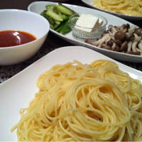 お好みトッピングで＊ひんやり冷たいつけスパトマトソース