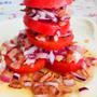 カリカリベーコンと玉ねぎの冷製トマトタワー