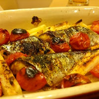 秋刀魚じゃがいもトマトのにんにくオイル焼き　チリパウダー