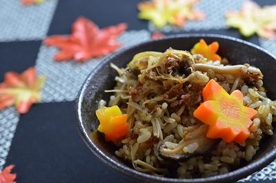 ＜自家製肉の佃煮で、きのこのおこわ風ご飯＞