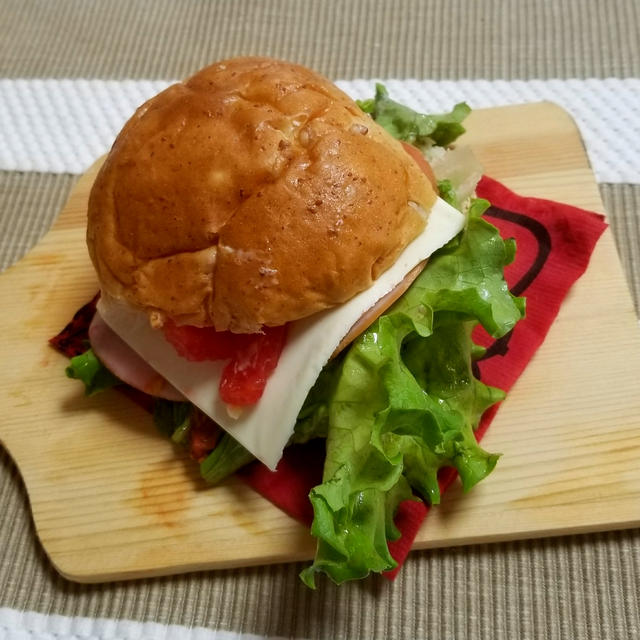ライ麦パンのハム・チーズ・トマトバーガー