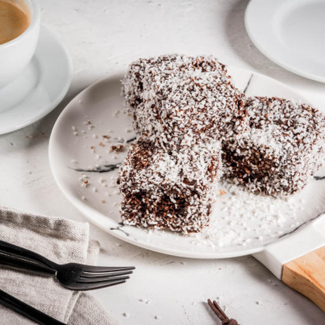 Easy Lamingtons Recipe (Homemade)